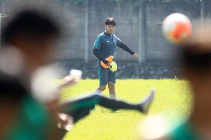 Pelatih timnas U-19 Indonesia, Eduard Tjong, saat memimpin sesi seleksi pemain untuk Piala AFF U-19 2016 di National Youth Training Center, Sawangan, Depok, Selasa (26/7/2016).