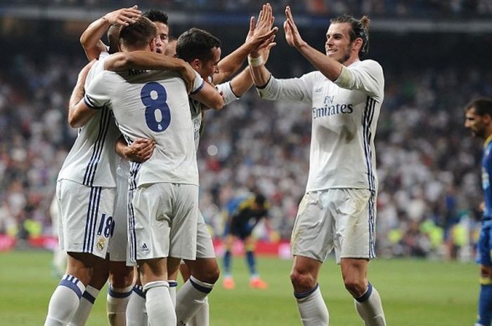 Para pemain Real Madrid merayakan gol yang berhasil dicetak Toni Kroos (8) dalam pertandingan La Liga 2016-2017 menghadapi Celta de Vigo di Stadion Santiago Bernabeu, Madrid, Spanyol, pada 27 Agustus 2016.