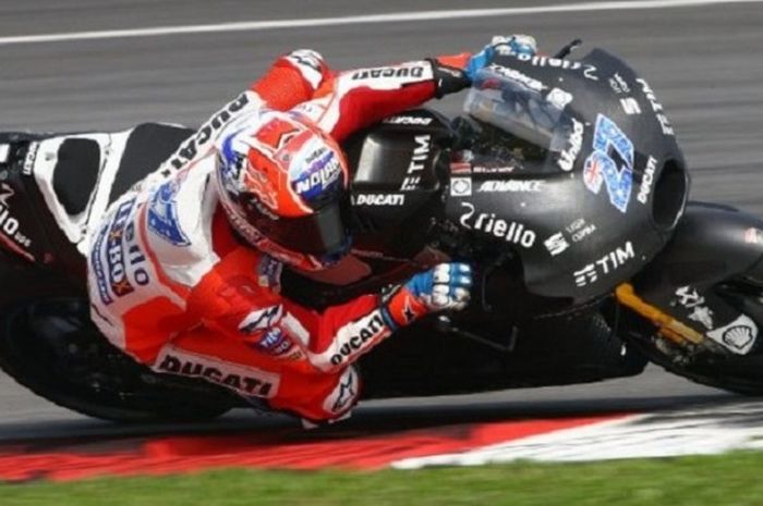 Pebalap penguji Ducati team asal Australia, Casey Stoner, memacu motor saat melalukan tes di Sirkuit Sepang, Malaysia, Senin (30/1/2017).