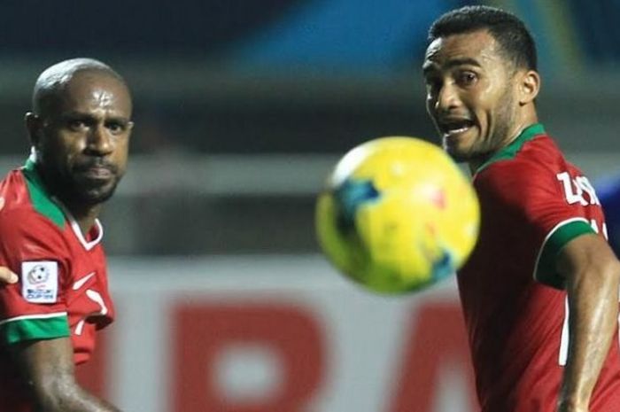 Penyerang Indonesia, Boaz Solossa dan winger Rizky Pora (kanan) saat bertarung kontra Thailand pada final pertama Piala AFF 2016 di Stadion Pakansari, Kabupaten Bogor, Rabu (14/12/2016) malam. 