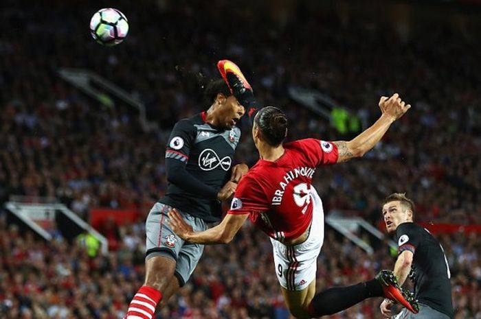 Penyerang Manchester United, Zlatan Ibrahimovic (tengah), beraksi dalam pertandingan Premier League melawan Southampton di Old Trafford, Manchester, Inggris, 19 Agustus 2016.