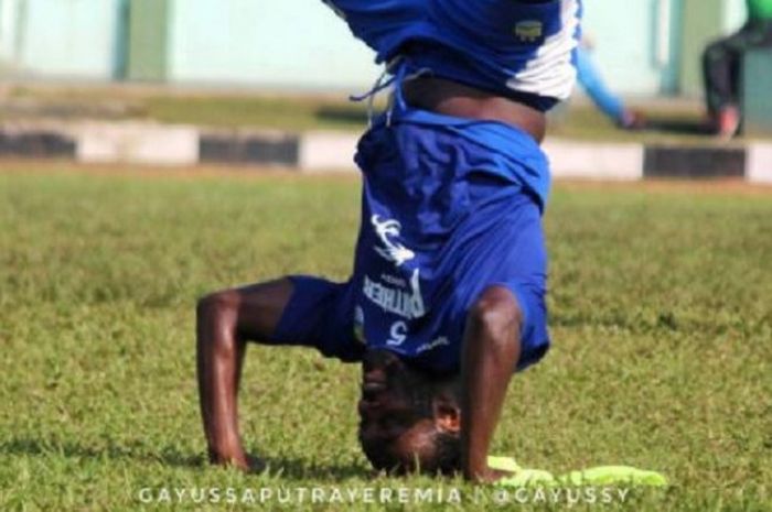 Michael Essien beratraksi saat sesi latihan.