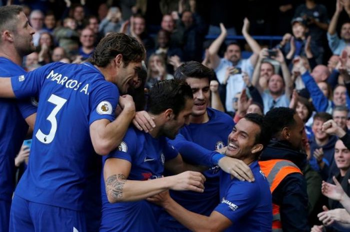 Pemain Chelsea merayakan gol Pedro Rodriguez (kanan) ke gawang Watford dalam partai Liga Inggris di Stamford Bridge, London, 21 Oktober 2017.