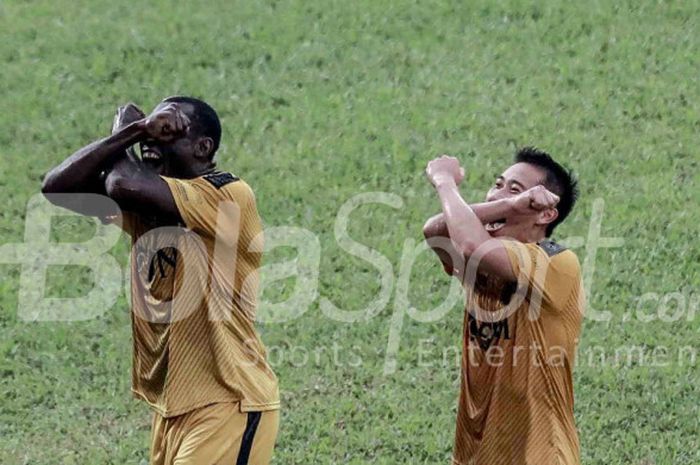 Selebrasi penyerang Bhayangkara FC, Herman Dzumafo, seusai mencetak gol ke gawang PS Tira pada pertandingan lanjutan Liga 1 di Stadion PTIK, Jumat (4/5/2018). 