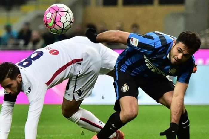 Penyerang Inter Milan, Eder (kanan), berduel dengan gelandang Bologna, Saphir Taider, pada laga lanjutan Serie A di Stadion Giuseppe Meazza, Sabtu (12/3/2016) waktu setempat. 