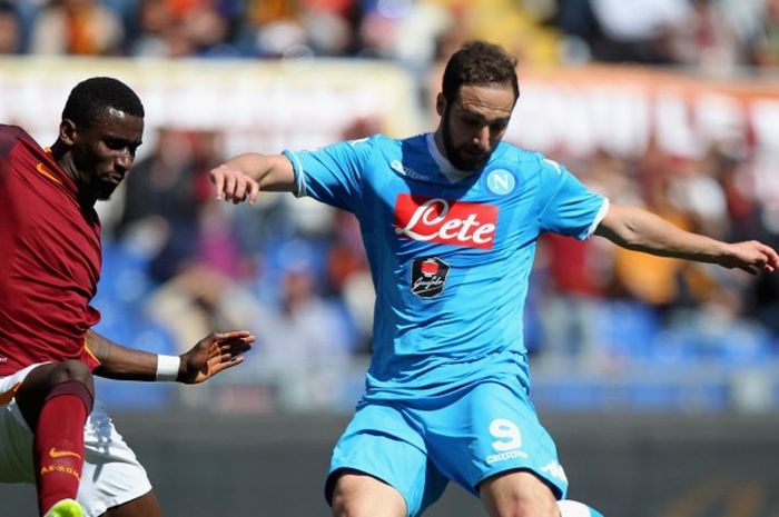 Aksi Gonzalo Higuain berebut bola dengan Antonio Rudiger dalam laga Serie A antara AS Roma kontra SSC Napoli di Stadion Olimpico 25 April 2016. 