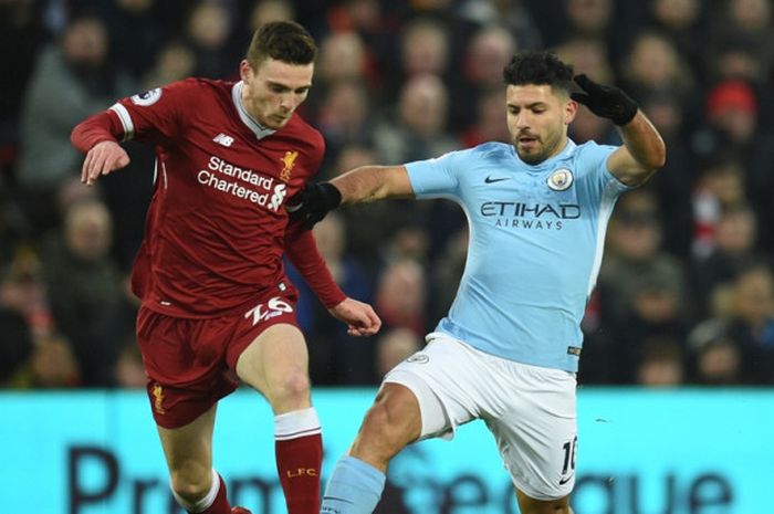  Striker Manchester City, Sergio Aguero (kanan), berduel dengan bek Liverpool FC, Andrew Robertson, dalam laga Liga Inggris di Stadion Anfield, Liverpool, pada 14 Januari 2018. 