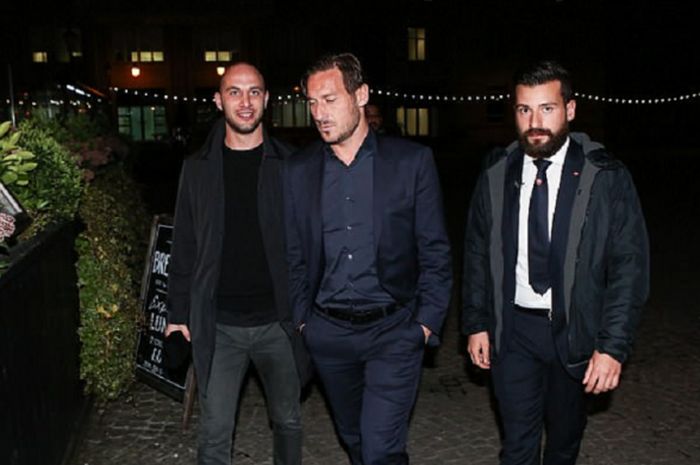 Freancesco Totti saat makan malam di bar The Vincent di kota Merseyside, Senin (23/34/2018)