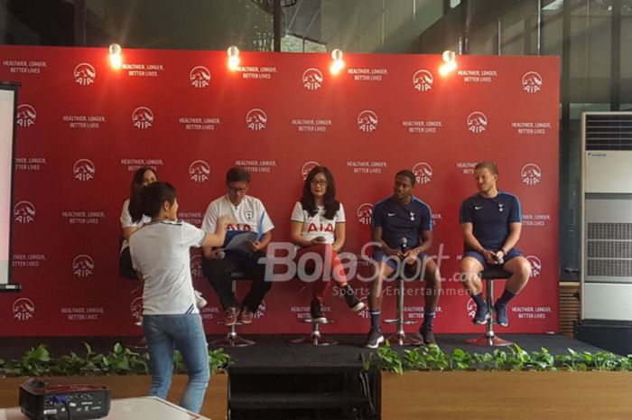 Konferensi pers AIA Sepak Bola untuk Negeri: Train the Trainer yang digelar di Century Park Hotel, Jakarta pada Senin, (16/4/2018).