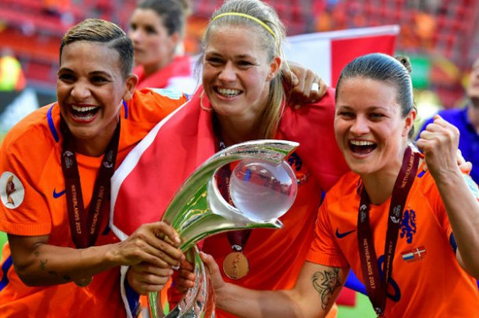 Kebahagiaan timnas putri Belanda seusai mengalahkan Denmark dalam final Piala Eropa Wanita 2017 di Enschede, Minggu (6/8/2017)