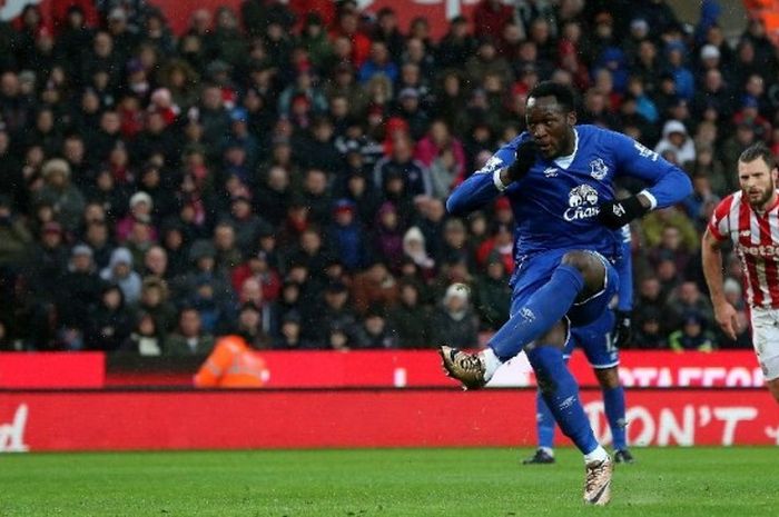Striker Everton, Romelu Lukaku, mencetak gol ke gawang Stoke, Sabtu (6/2/2016).