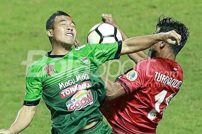 Gelandang PS TNI, Muhammad Guntur Triaji, berduel dengan pemain Persiba pada 6 Mei 2017.