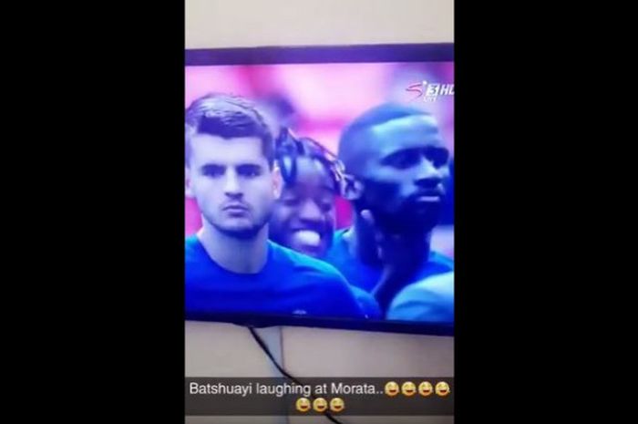 Pemain Chelsea, Michy Batshuayi, tertangkap kamera tertawa usai Alvaro Morata gagal mengeksekusi penalti dalam laga Community Shield kontra Arsenal pada Minggu (6/8/2017).