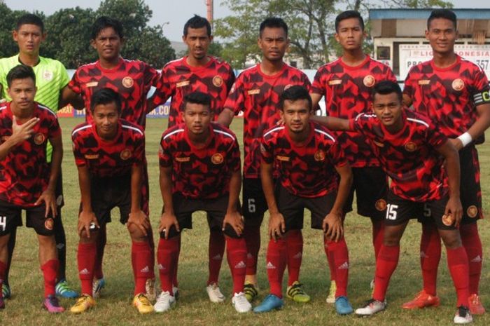 Tim Pro Duta sebelum pertandingan lanjutan Liga 2 melawan 757 Kepri Jaya di Stadion Cendrawasih Jakarta Barat pada Minggu 21 Mei 2017. Pertandingan tersebut berakhir imbang 1-1.