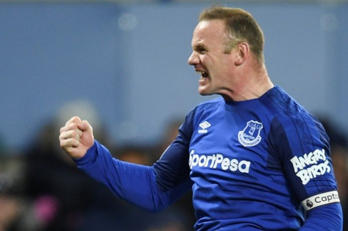     Striker Everton, Wayne Rooney, merayakan gol yang dia cetak ke gawang West Ham United dalam laga