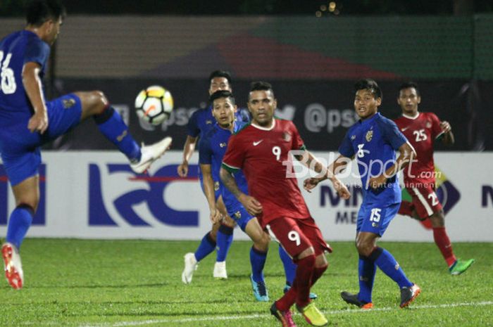 Penyerang timnas U-23 Indonesia, Beto Goncalves, beraksi dalam laga persahabatan melawan Thailand U-23 di Stadion PTIK, Kamis (31/5/2018).