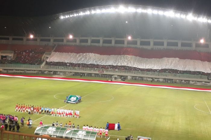 Bendera Indonesia berukuran raksasa dibentangkan jelang pertandingan Indonesia melawan Bahrain di ajang PSSI Anniversary Cup 2018 di Stadion Pakansari, Jumat (27/4/2018). 
