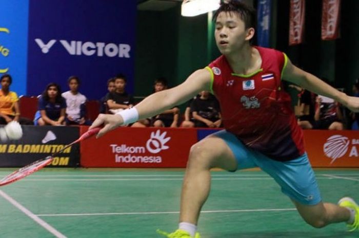 Pemain asal Thailand, Kunlavut Vitidsarn, sedang mengembalikan bola saat tampil pada nomor tunggal putra Turnamen Blibli.com Badminton Asia U17 & U15 Junior Championships 2016 di GOR Jati, Kudus, Jawa Tengah, akhir pekan lalu. Kunlavut bermain pada tiga nomor dan merebut dua gelar, tunggal putra dan ganda campuran, pada event ini.