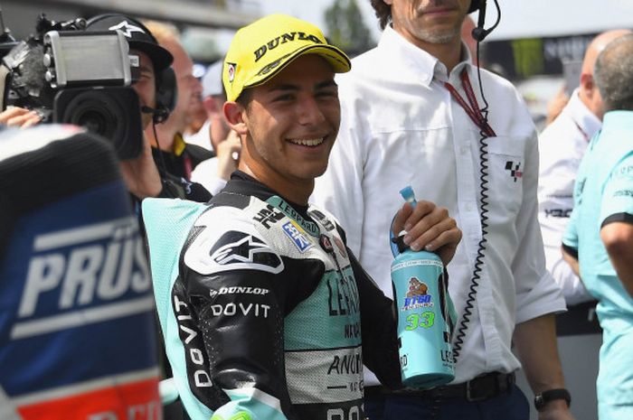 Enea Bastianini yang sedang merayakan kemenanganya di Moto3 GP Catalunya, Minggu (17/6/2018).