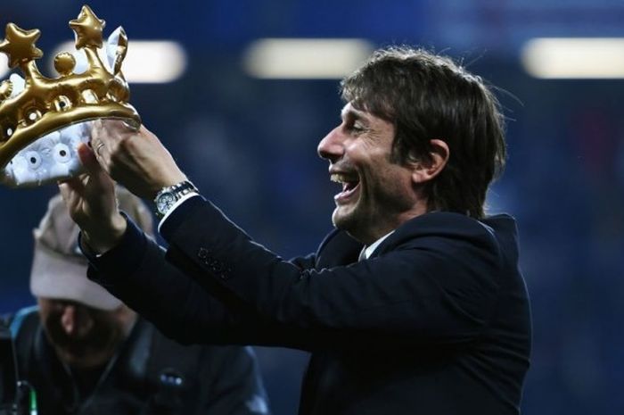 Manajer Chelsea, Antonio Conte, merayakan kemenangan timnya atas Watford dalam laga Premier League di Stadion Stamford Bridge, London, Inggris, pada 15 Mei 2017.