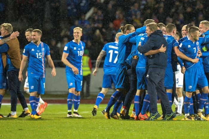  Para pemain timnas Islandia merayakan kemenangan atas Kosovo pada partai Kualifikasi Piala Dunia 2018 Zona Eropa di Reykjavik, 10 Oktober 2017. 