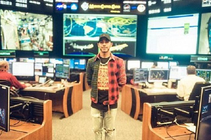 Lewis Hamilton menjalani tur di Johnson Space NASA di Houston, Texas, Amerika Serikat.