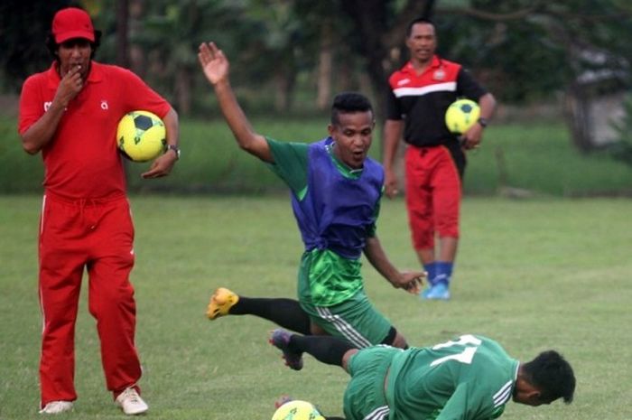 Pelatih Persida Sidoarjo, M Zein Alhadad (kiri), saat memimpin sesi latihan tim.