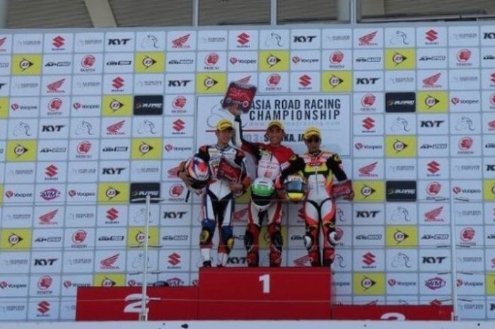 Pebalap Astra Honda Racing Team (AHRT), Gerry Salim (tengah), berpose setelah memenangi balapan pertama Asia Production 250cc pada seri ketiga Asia Road Racing Championship 2017 di Sirkuit Suzuka, Jepang, Sabtu (3/6/2017).