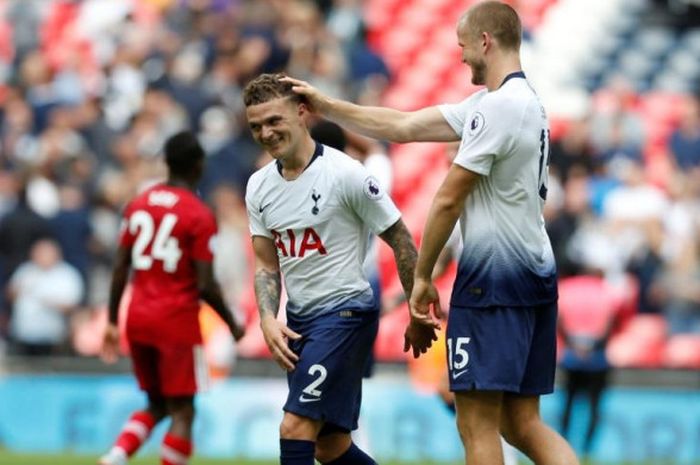 Kieran Trippier (kiri) dan Eric Dier merayakan kemenangan Tottenham Hotspur atas Fulham dalam laga Liga Inggris di Stadion Wembley, London, 18 Agustus 2018.