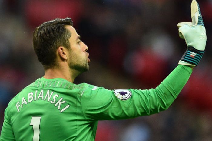 Kiper Swansea City, Lukasz Fabianski, dalam laga kontra Tottenham Hotspur di Stadion Wembley, Sabtu (16/9/2017)