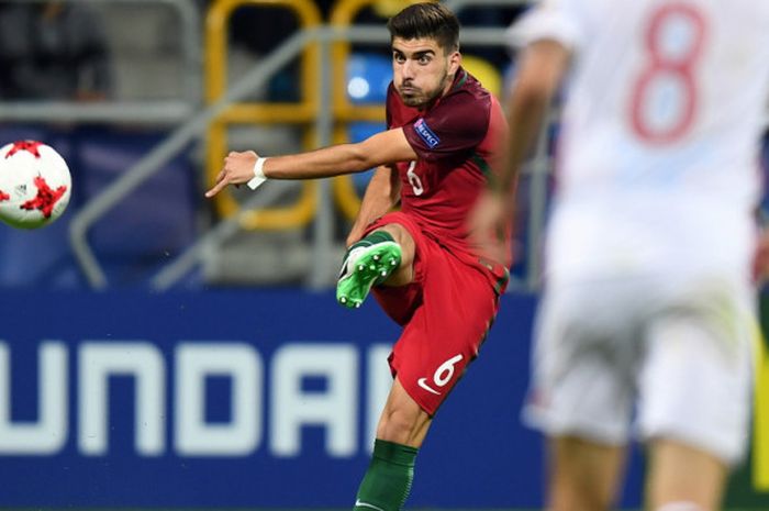 Gelandang timnas Portugal, Ruben Neves, saat melepaskan tembakan dalam pertandingan Grup B Piala Eropa U-21 menghadapi Spanyol pada 20 Juni 2017.