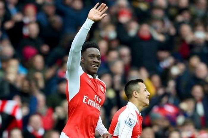 Striker Arsenal, Danny Welbeck, merayakan gol ke gawang Leicester pada Minggu (14/2/2016).