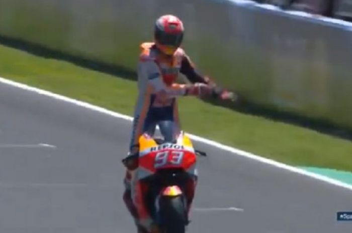 Momen saat Marc Marquez melakukan gerakan flossing jelang melintasi garis finsi balapan MotoGP Spanyol 2018 yang digelar Minggu (6/5/2018).