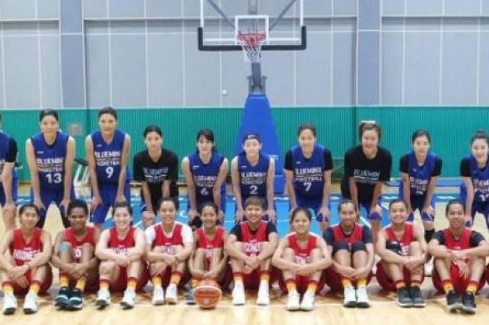 Timnas Baske putri Indonesia saat melakukan latih tanding dengan WKBL Samsung Blue Minx, seperti diunggah oleh akun Instagram @timnasbasket pada Kamis (27/7/2017)