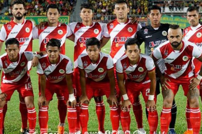 Bek Achmad Jufriyanto (belakang, tiga dari kiri) berpose dengan pemain Kuala Lumpur FA sebelum menjamu Kedah FA pada lanjutan laga Liga Super Malaysia 2018 di Stadion Cheras, Sabtu (10/3/2018). 