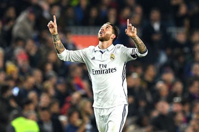 Bek Real Madrid, Sergio Ramos merayakan golnya dalam partai La Liga antara Barcelona kontra Real Madrid di Camp Nou, 03 Desember 2016. 