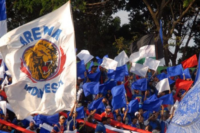 Aremania saat mendukung Arema Indonesia yang bersua Persema 1953 pada laga Liga 3 zona Jawa Timur di Stadion Gajayana, Kota Malang, 2 Agustus 2017.