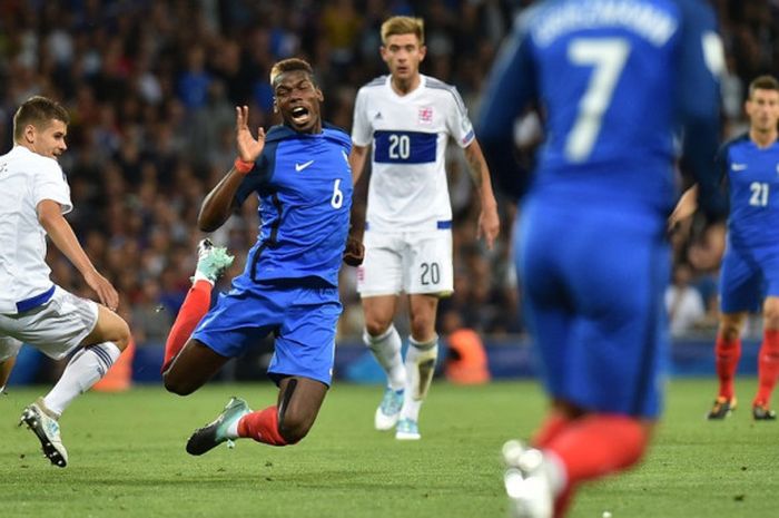 Paul Pogba terjatuh saat timnas Prancis melawan Luksemburg pada laga Grup A Kualifikasi Piala Dunia 2018 di Stadion Municipal de Toulouse, Minggu (3/9/2017).