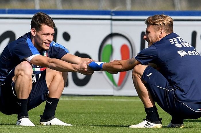 Dua striker timnas Italia, Andrea Belotti (kiri) dan Ciro Immobile, saat melahap sesi latihan tim nasional Italia di Vinovo, 7 Oktober 2016.