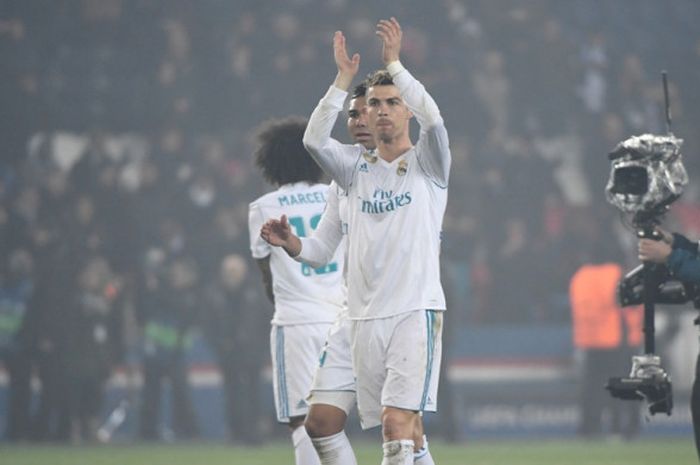 Pemain Real Madrid, Cristiano Ronaldo (kanan) dan Casemiro, merayakan kemenangan timnya atas Paris Saint-Germain dalam laga leg kedua babak 16 besar Liga Champions di Stadion Parc des Princes, Paris, Prancis, pada 6 Maret 2018.