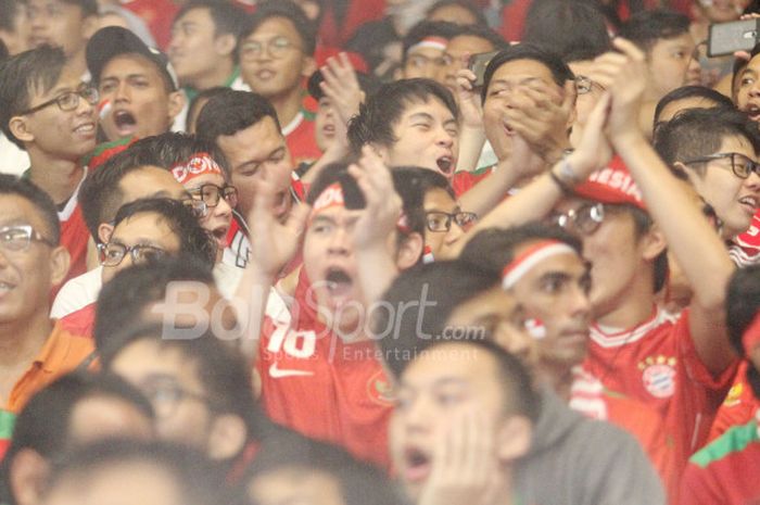   Suporter timnas Indonesia saat menyaksikan laga Indonesia Vs Islandia di Stadion Utama Gelora Bung Karno (SUGBK), Minggu (14/1/2018)  