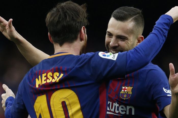 Megabintang FC Barcelona, Lionel Messi (kiri), merayakan golnya bersama Jordi Alba dalam laga Liga Spanyol kontra Atletico Madrid di Stadion Camp Nou, Barcelona, pada 4 Maret 2018.  