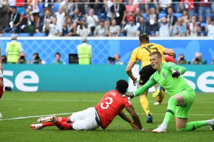  John Stones, Danny Rose, dan Jordan Pickford tak kuasa menahan tembakan Thomas Meunier dalam laga Belgia vs Inggris pada perebutan posisi ketiga Piala Dunia 2018 di St. Petersburg, 14 Juli 2018.  