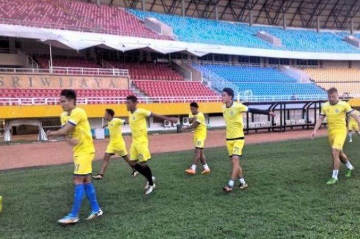 Pemain Sriwijaya FC Palembang, menggelar latihan ringan selama bulan puasa, Senin (20/6/2016) di Stadion Gelora Sriwijaya, Jakabaring, Palembang.