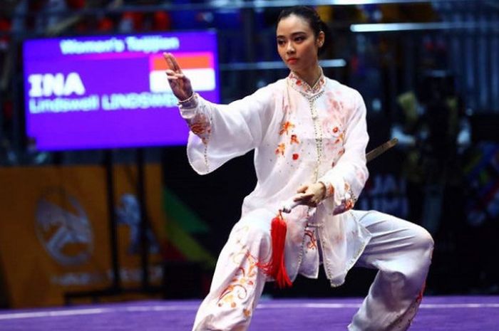 Pewushu putri Indonesia, Lindswell Kwok, beraksi dalam nomor Taijijian pada SEA Games 2017 di KLCC Hall 6, Senin (21/8/2017),