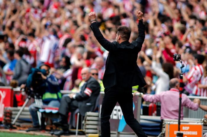 Pelatih Atletico Madrid, Diego Simeone, merayakan gol yang dicetak timnya ke gawang Athletic Bilbao dalam laga Liga Spanyol di Stadion Vicente Calderon, Madrid, pada 21 Mei 2017.