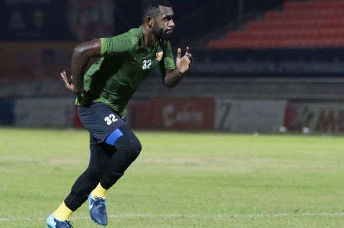 Bek asal Indonesia, Yanto Basna, berlatih dalam sesi latihan klub barunya, Sukhothai FC, di Liga 1 T