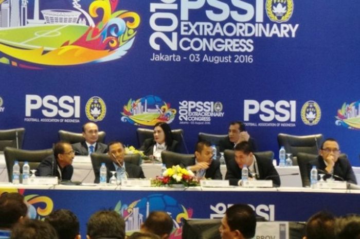 Ketua Umun PSSI, Hinca Pandjaitan (tengah), dan Sekjen PSSI, Azwan Karim (ketiga dari kiri), dalam Kongres Luar Biasa (KLB) di Hotel Mercure, Ancol, Rabu (3/8/2016).