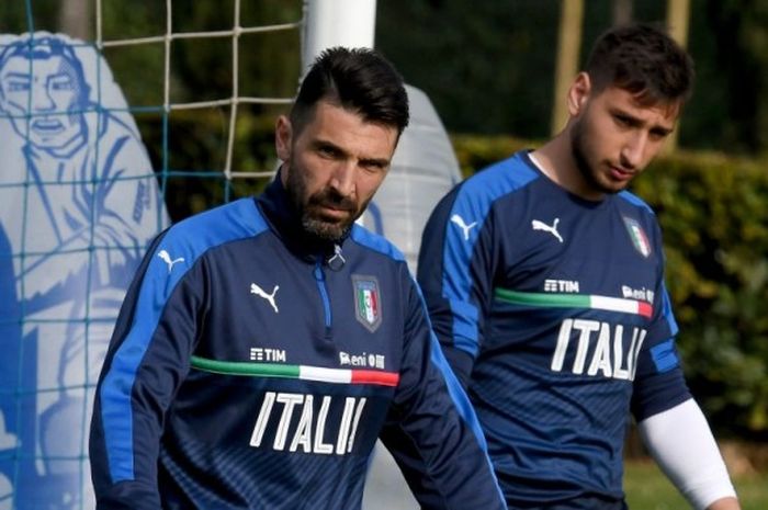 Kiper tim nasional Italia, Gianluigi Buffon (kiri), menjalani sesi latihan di Coverciano, Florence, Italia, pada 22 Maret 2017.