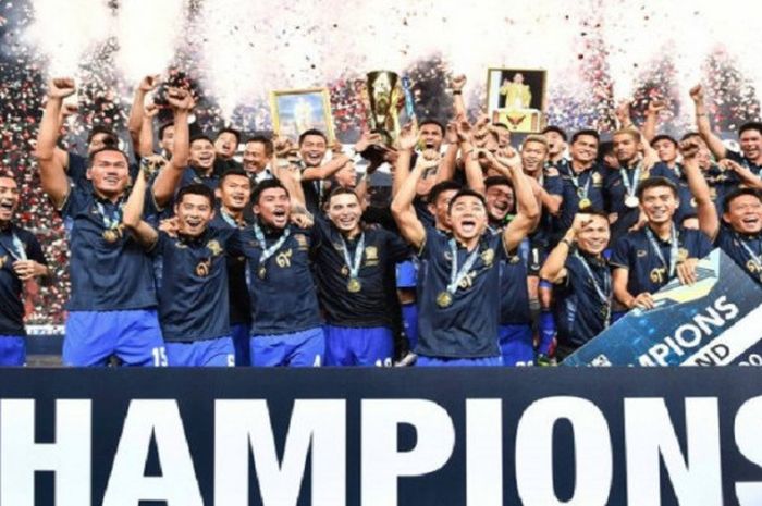 Timnas Thailand melakukan selebrasi juara Piala AFF 2016 setelah mengalahkan Indonesia di babak final.